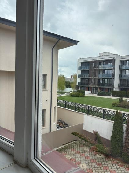 Casă individuală cu 12 camere cu Teren 520 Mp în Sisești
