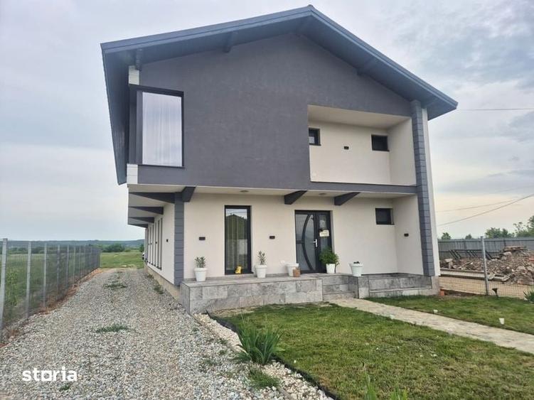 Casă cu 5 camere cu Teren 1800 Mp în Dănești
