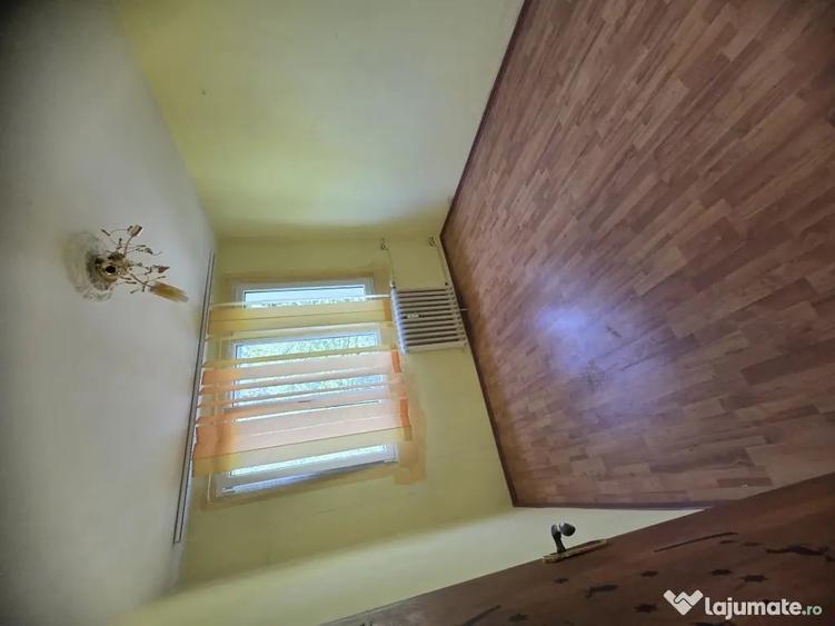 Apartament cu 3 camere semidecomandat în 1 Decembrie 1918