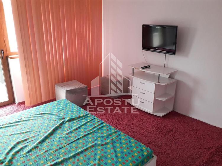 Casă individuală cu 8 camere cu Canalizare în Lugojului