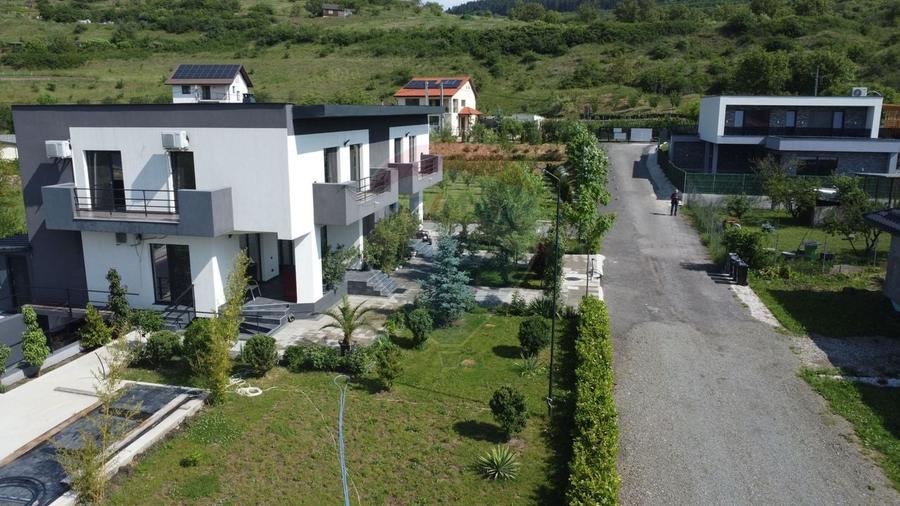 Duplex cu 12 camere cu Teren 1101 Mp în Rădaia
