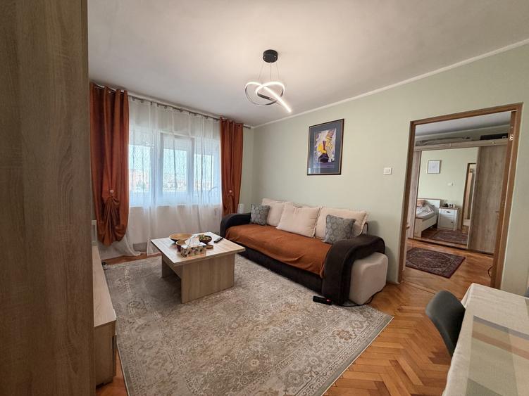 Apartament cu 3 camere semidecomandat, mobilat în Gheorghe Lazăr