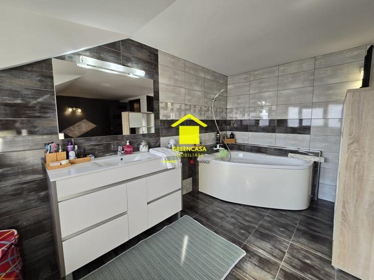 Casă individuală cu 7 camere cu Canalizare în Borhanci