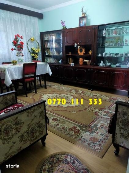 Apartament cu 3 camere decomandat în Școlilor