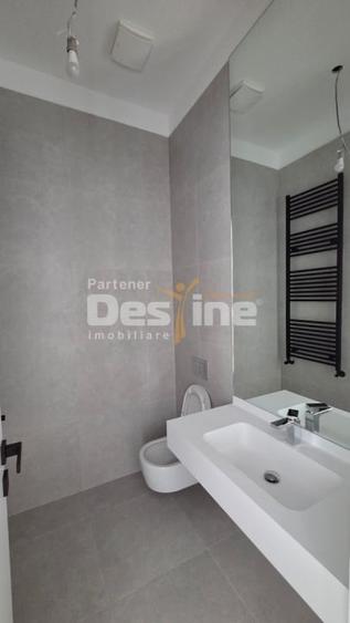 Penthouse cu 4 camere decomandat în 13 Septembrie