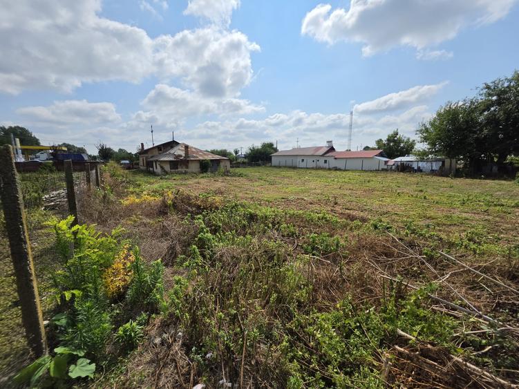 Teren Construcții intravilan de 1772 mp, în Hotarele