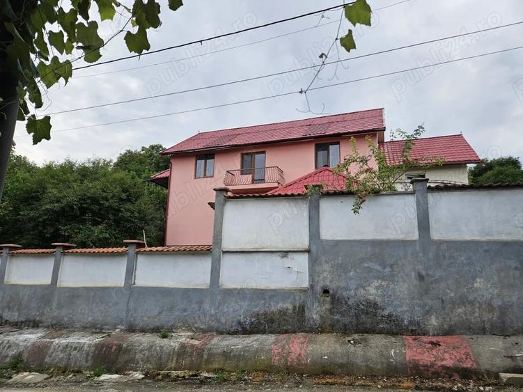 Casă cu 6 camere în Groși