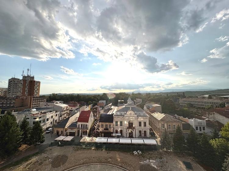 Apartament cu 4 camere decomandat, mobilat în Central