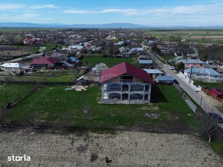 Casă cu 6 camere cu Teren 1025 Mp în Garoafa