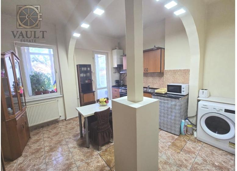 Apartament cu 4 camere semidecomandat, mobilat în P-ța Victoriei