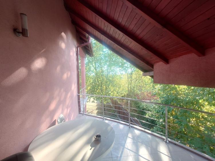 Casă cu 6 camere cu Teren 1000 Mp în Cristian