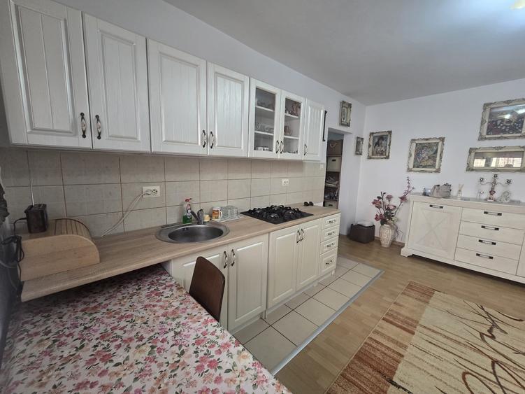 Apartament cu 3 camere în Cetate