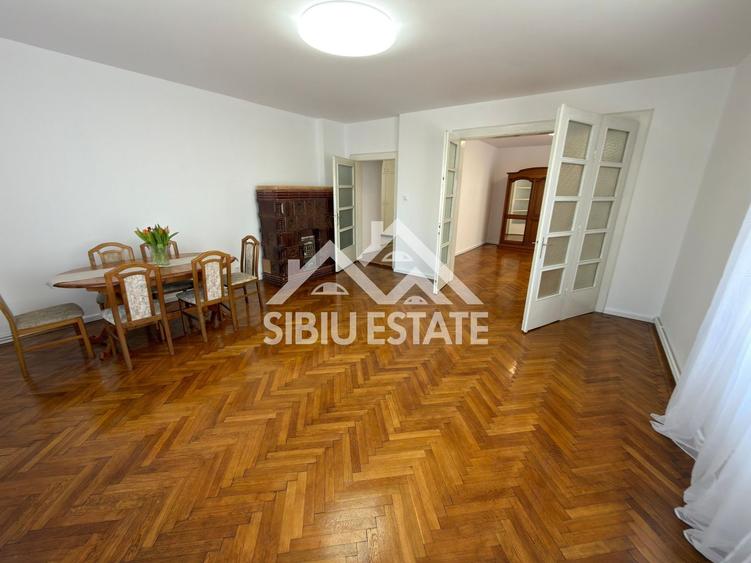 Duplex cu 12 camere cu Canalizare în Central