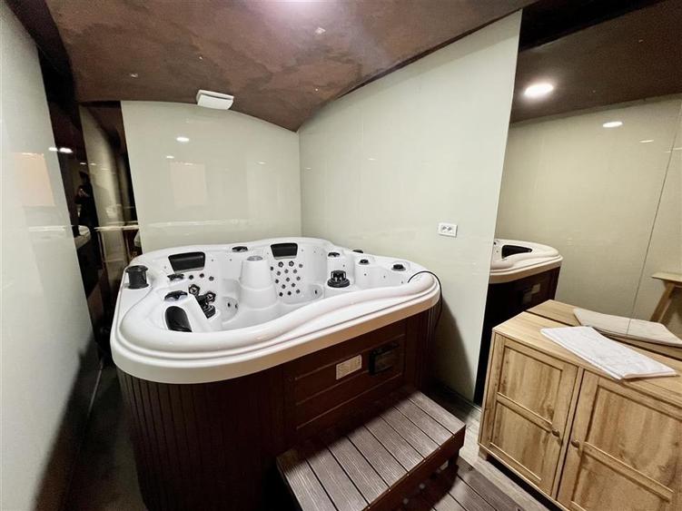 Apartament cu 6 camere decomandat, mobilat în Poiana Brașov