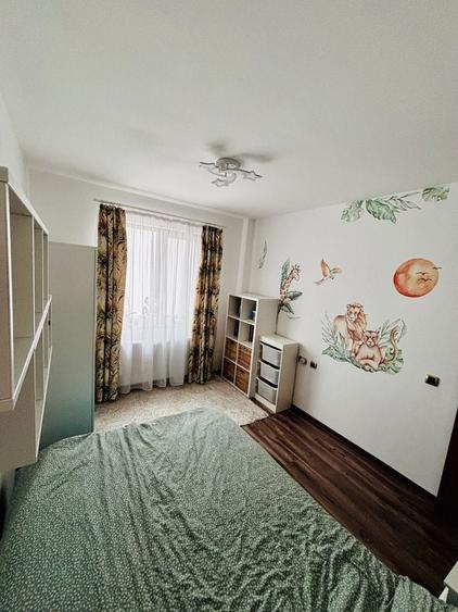 Apartament cu 4 camere decomandat în Tractorul