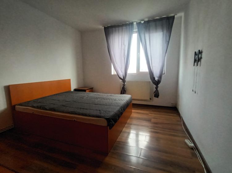 Apartament cu 3 camere semidecomandat în Drumul Taberei