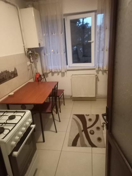 Apartament cu 2 camere semidecomandat în Podu Roș