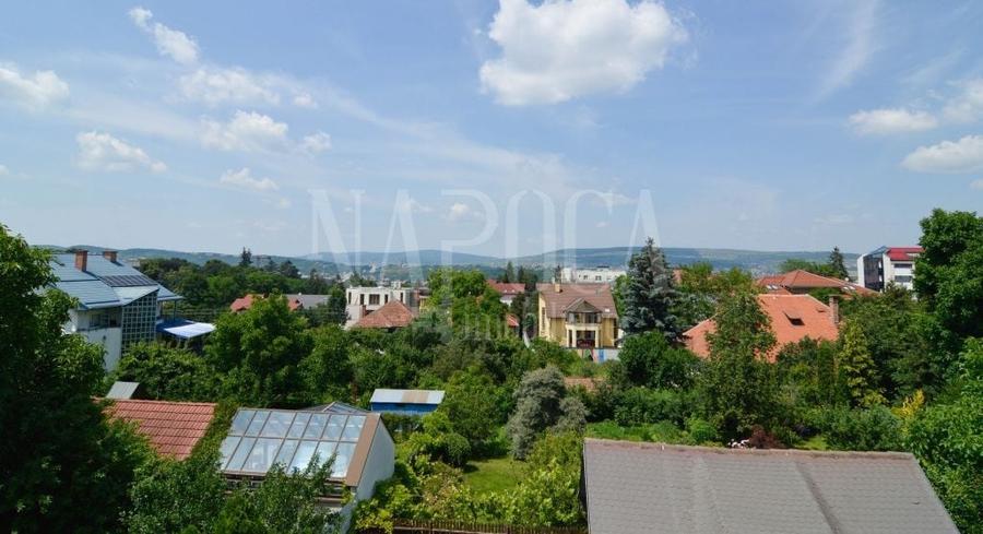 Casă individuală cu 11 camere cu Canalizare în Zorilor