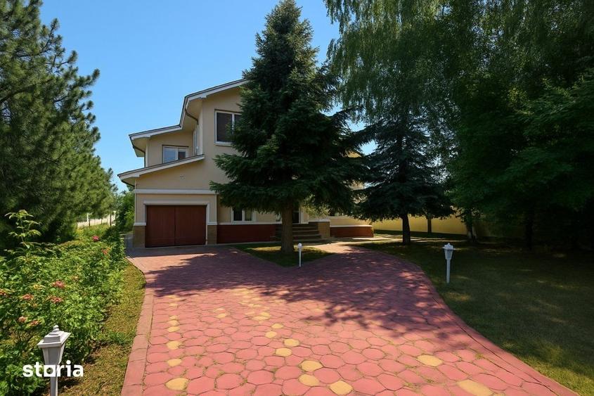 Casă cu 9 camere cu Teren 4500 Mp în Central