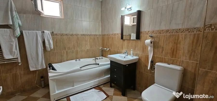 Apartament cu 5 camere decomandat în Micro 20