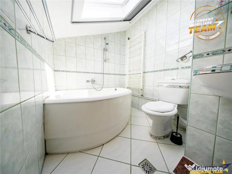 Casă cu 7 camere cu Teren 547 Mp în Central