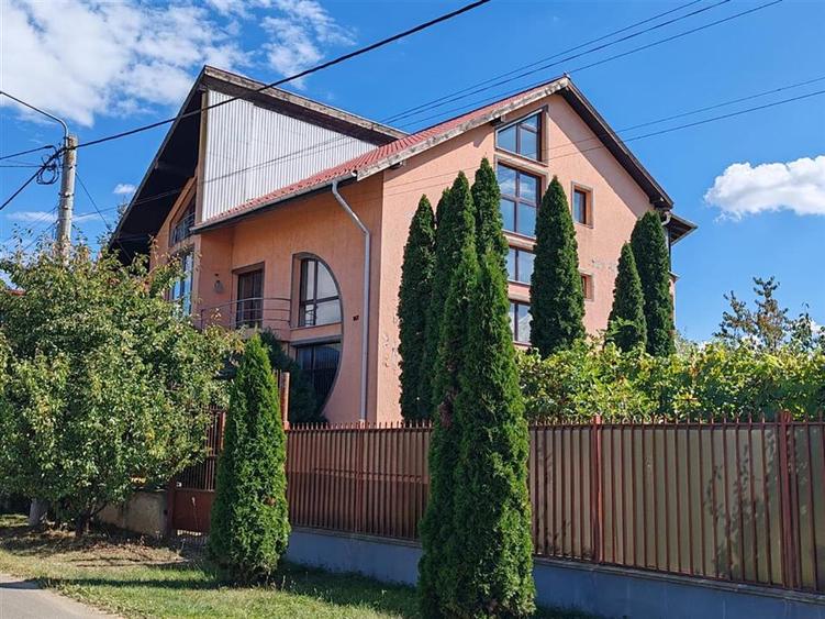 Casă individuală cu 9 camere cu Teren 800 Mp în Hărman