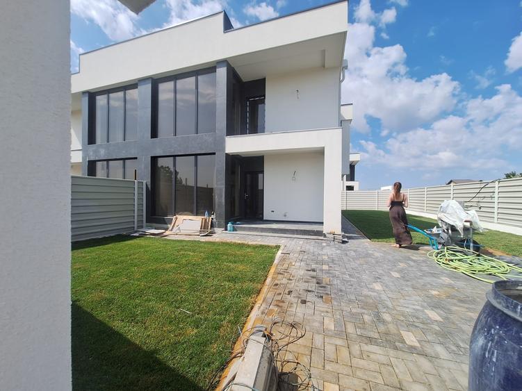 Duplex cu 4 camere cu Canalizare în 1 Decembrie