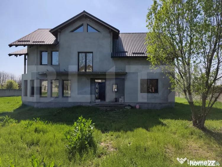 Casă cu 7 camere cu Teren 1607 Mp în Central