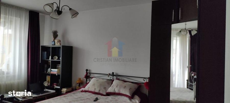 Apartament cu 3 camere, mobilat în Școlilor