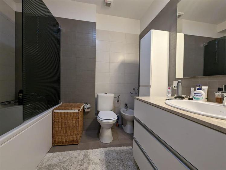 Apartament cu 3 camere semidecomandat, mobilat în Pipera