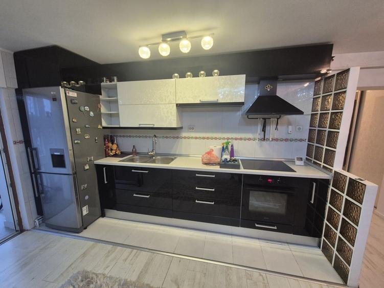 Apartament cu 3 camere decomandat în Micro 3