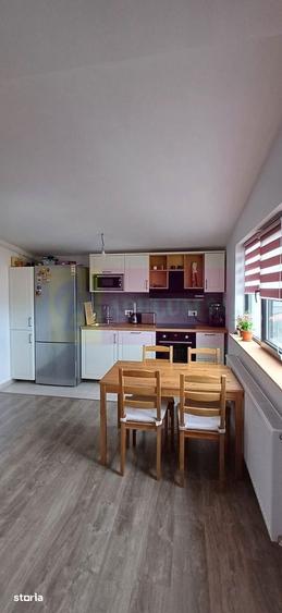 Apartament cu 3 camere semidecomandat, mobilat în Apărătorii Patriei