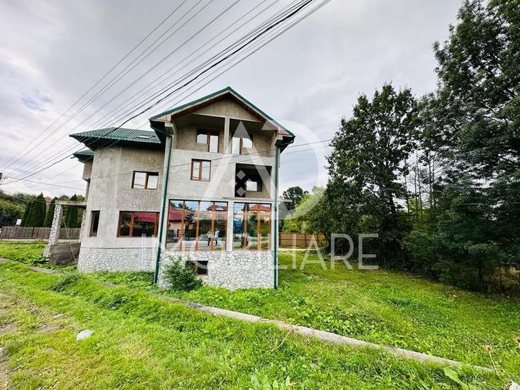 Casă individuală cu 8 camere cu Teren 680 Mp în Baia de Fier
