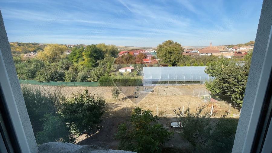 Apartament cu 3 camere semidecomandat în Sud