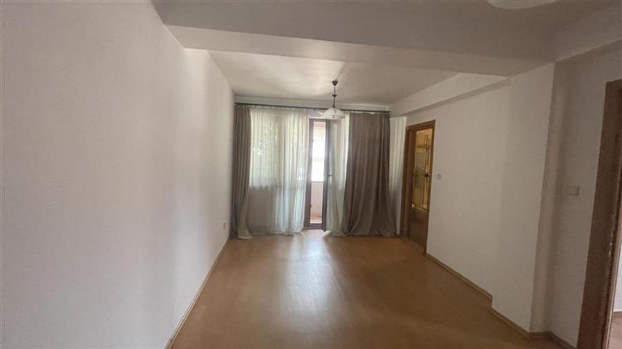 Casă individuală cu 8 camere cu Garaj în Tei