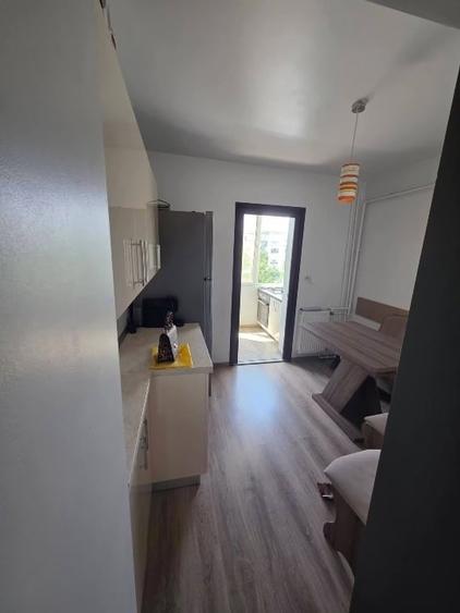 Apartament cu 3 camere decomandat, mobilat în Girocului