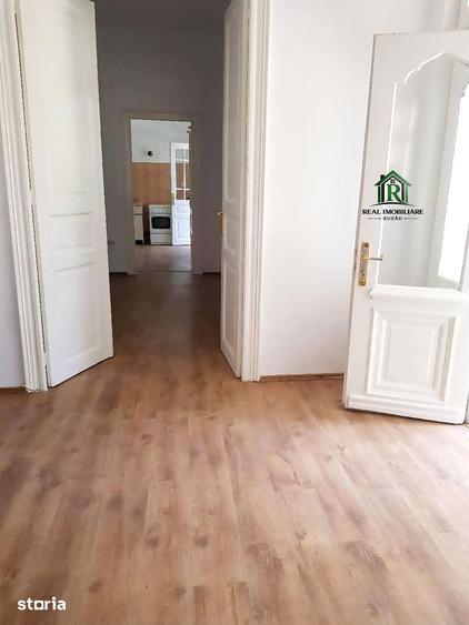 Casă cu 2 camere decomandat cu Teren 300 Mp în Central