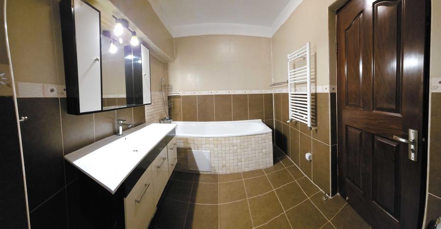 Apartament cu 3 camere decomandat în Central
