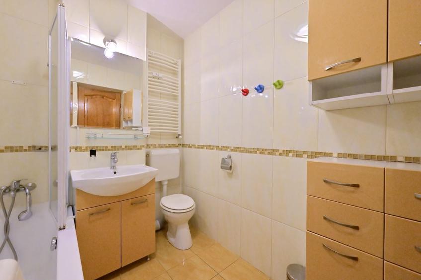 Apartament cu 3 camere semidecomandat în Sala Palatului
