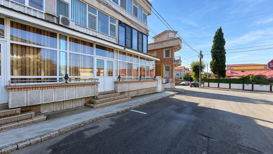 Apartament cu 3 camere semidecomandat, mobilat în Eforie Nord
