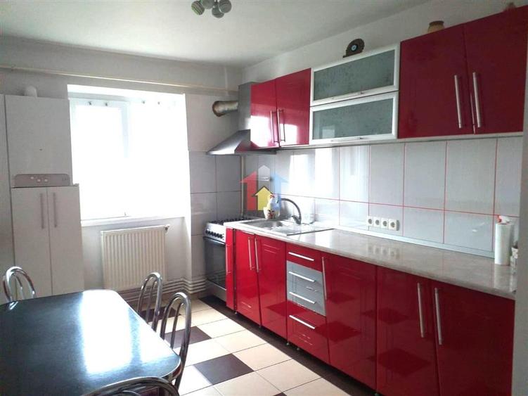 Apartament cu 3 camere decomandat, mobilat în Viziru 3