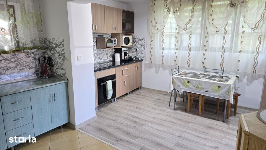 Casă cu 5 camere cu Teren 1054 Mp în Zăvoi
