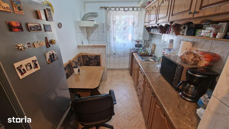 Apartament cu 3 camere semidecomandat în Tractorul