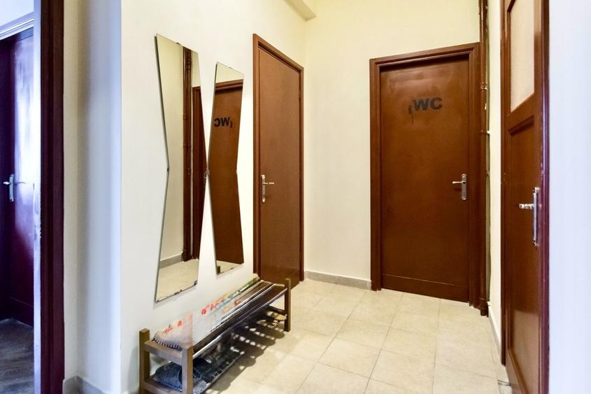Apartament cu 3 camere semidecomandat în Splaiul Unirii