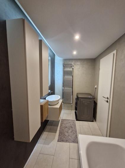 Apartament cu 3 camere decomandat în Tractorul