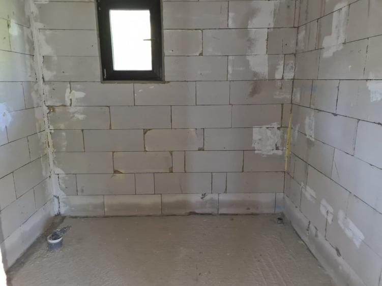 Casă individuală cu 5 camere cu Canalizare în Crăcăoani