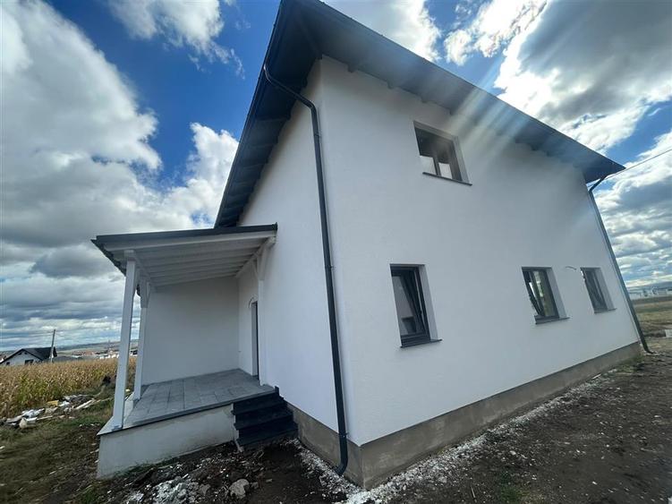 Casă individuală cu 4 camere cu Teren 400 Mp în Ipotești