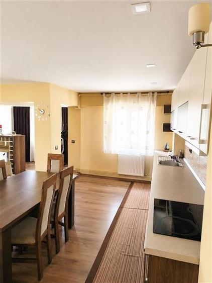 Apartament cu 3 camere decomandat, mobilat în Traian