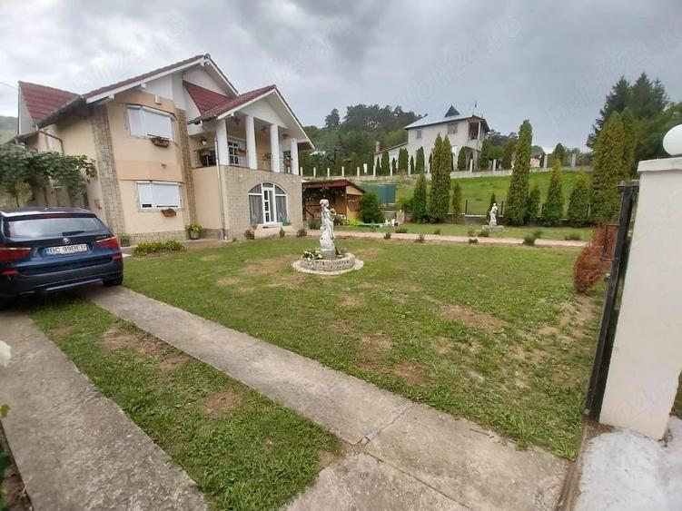 Casă cu Teren 4200 Mp în Livezi