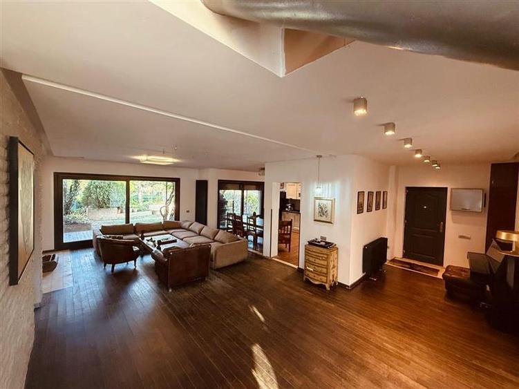Duplex cu 6 camere cu Piscina în Iancu Nicolae